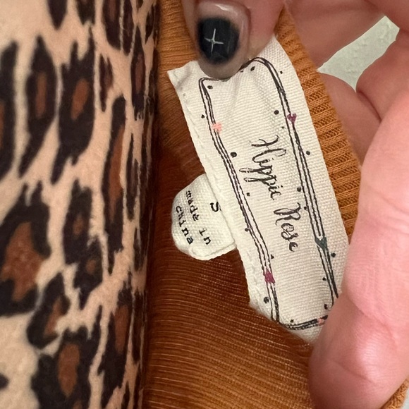 Stretchy, cropped,ribbed, fitted t shirt - size SMALL - Picture 3 of 4